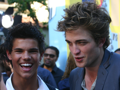 Robert Pattinson Interview 2010 on Taylor Lautner   Robert Pattinson Interview  Eclipse Movie Premiere